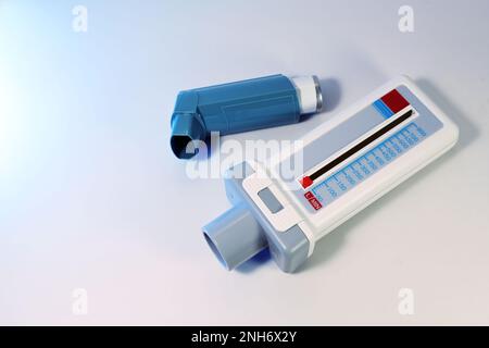 Peak Flow Meter, Messung der maximalen Exspirationsrate und ein blauer Inhalator mit Allergie Spray, medizinische Geräte für Asthma- oder COPD-Patienten, Kopierraum Stockfoto