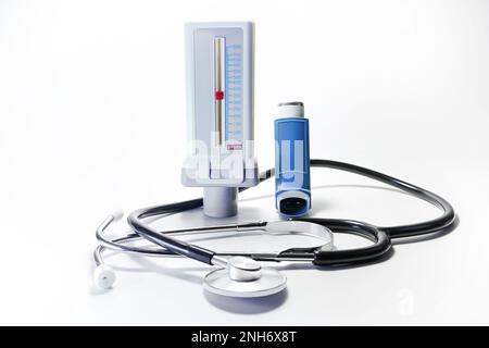 Peak Flow Meter, Inhalator Pumpspray und Stethoskop, medizinische Geräte für Patienten mit COPD, Asthma und Allergie, weißer Hintergrund, Kopierraum Stockfoto