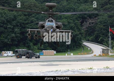 Ein AH-64E Apache Helicopter, der zum 5-17. Luftschleppenteam, 2. Kampfluftfahrtbrigade, 2. Infanteriedivision gehört, bereitet sich auf die Landung auf dem Flugfeld vor, während der kombinierten Einheiten Luftkampfqualifikationen, 20. Juli 2022, Rodriguez Live Fire Complex, Republik Korea. Piloten der AH-64E müssen sich auf allen Waffensystemen der Apachen qualifizieren. Stockfoto