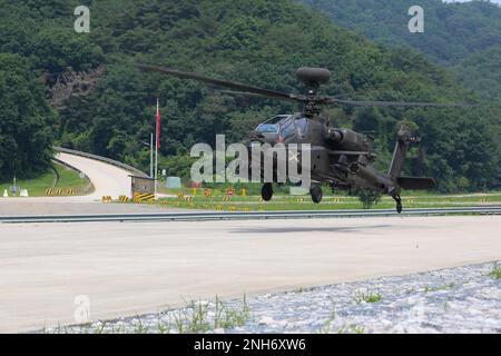 Ein AH-64E Apache Helicopter, der zum 5-17. Luftschleppenteam, 2. Kampfluftfahrtbrigade, 2. Infanteriedivision gehört, bereitet sich auf die Landung auf dem Flugfeld vor, während der kombinierten Einheiten Luftkampfqualifikationen, 20. Juli 2022, Rodriguez Live Fire Complex, Republik Korea. Piloten der AH-64E müssen sich auf allen Waffensystemen der Apachen qualifizieren. Stockfoto