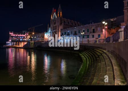 Nachtansicht auf die Stella Maris Kirche in Sliema Uferpromenade, Malta Stockfoto