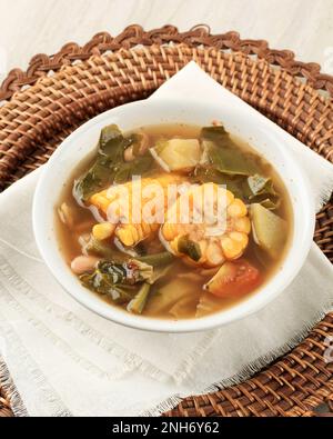 Sayur ASEM oder Sayur Asam, beliebtes indonesisches vegetarisches Tagesmenü mit Asam Jawa oder Tamarind. Stockfoto