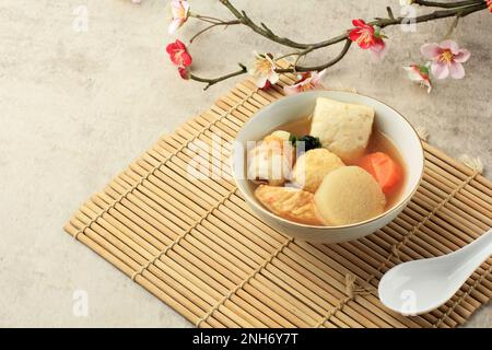 Japanischer Oden, Fischkuchensuppe und Gemüse. Eine Portion auf White Bowl. Bereich für Text kopieren Stockfoto