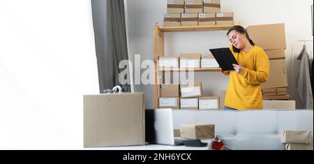 Unternehmerin, die im Home Office arbeitet und den Auftrag telefonisch bestätigt. Geschäftseigentümer für Direktlieferung zu Hause. Banner. Speicherplatz kopieren Stockfoto