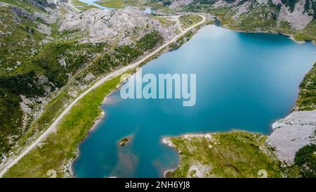 Pian Palù mit seinem unverwechselbaren smaragdfarbenen Wasser, Sole Valley, Trient Provinz, Stelvio Nationalpark, Trentino Alto Adige, Norditalien Stockfoto