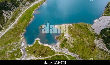 Pian Palù mit seinem unverwechselbaren smaragdfarbenen Wasser, Sole Valley, Trient Provinz, Stelvio Nationalpark, Trentino Alto Adige, Norditalien Stockfoto