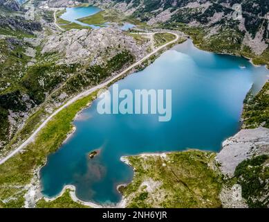 Pian Palù mit seinem unverwechselbaren smaragdfarbenen Wasser, Sole Valley, Trient Provinz, Stelvio Nationalpark, Trentino Alto Adige, Norditalien Stockfoto