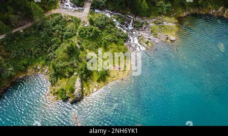 Pian Palù mit seinem unverwechselbaren smaragdfarbenen Wasser, Sole Valley, Trient Provinz, Stelvio Nationalpark, Trentino Alto Adige, Norditalien Stockfoto