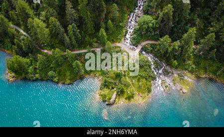 Pian Palù mit seinem unverwechselbaren smaragdfarbenen Wasser, Sole Valley, Trient Provinz, Stelvio Nationalpark, Trentino Alto Adige, Norditalien Stockfoto