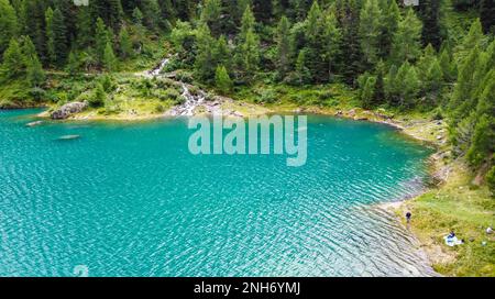 Pian Palù mit seinem unverwechselbaren smaragdfarbenen Wasser, Sole Valley, Trient Provinz, Stelvio Nationalpark, Trentino Alto Adige, Norditalien Stockfoto