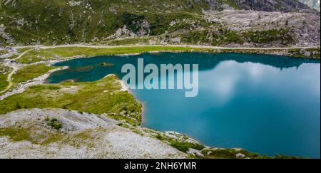 Pian Palù mit seinem unverwechselbaren smaragdfarbenen Wasser, Sole Valley, Trient Provinz, Stelvio Nationalpark, Trentino Alto Adige, Norditalien Stockfoto