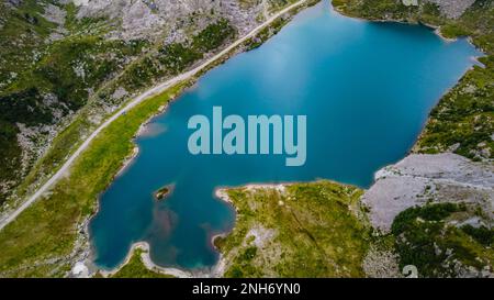 Pian Palù mit seinem unverwechselbaren smaragdfarbenen Wasser, Sole Valley, Trient Provinz, Stelvio Nationalpark, Trentino Alto Adige, Norditalien Stockfoto