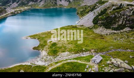 Pian Palù mit seinem unverwechselbaren smaragdfarbenen Wasser, Sole Valley, Trient Provinz, Stelvio Nationalpark, Trentino Alto Adige, Norditalien Stockfoto