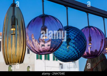 Nahaufnahme von vier 4 Murano-Glaslichtern mit Reflexionen in Murano, Venedig, Italien im Februar Stockfoto