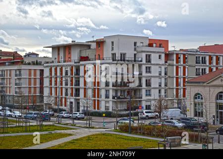 Saint-Etienne, Frankreich - Januar 27. 2020 : Weiße und rote Backsteinhäuser in der Stadt, nahe der City of Design. Stockfoto