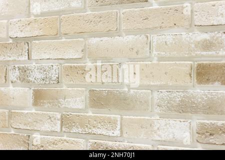 Hellbraune Ziegelwand bildet einen Teil des Innenraums im Haus, Hintergrund Stockfoto