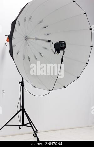 Professionelle neue große Studio-Softbox auf einem Stativ mit Rädern, für die Arbeit eines Fotografen in Innenräumen und ein Fotostudio Stockfoto