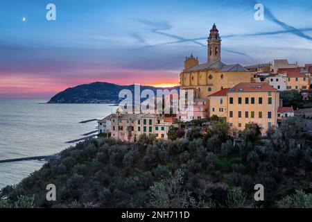 Cervo - mittelalterliche Stadt auf einem Hügel in der Abenddämmerung, Ligurien, Italien Stockfoto