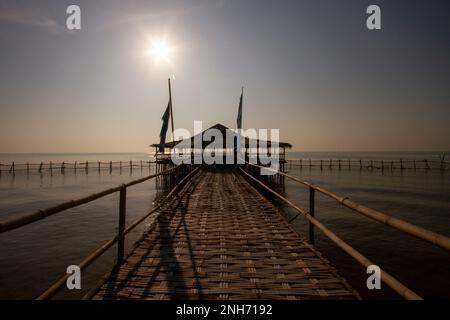 Blick auf den alten hölzernen Pier und das kleine Joglo-Haus in Indonesien Stockfoto