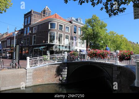 Altstadt und Kanal in Delft, Niederlande Stockfoto