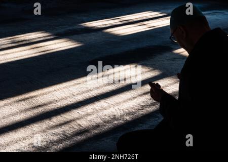 Islamisches Foto. Silhouette eines muslimischen Mannes, der in der Moschee betet. Ramadan oder kandil oder Laylat al-qadr oder kadir gecesi Konzeptfoto mit Kopierbereich für Stockfoto