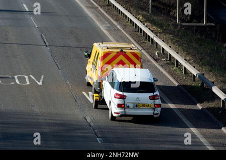 AA-Rettungswagen, der ein Auto schleppt, Warwickshire, England, Großbritannien Stockfoto