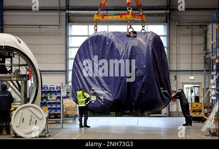 Rostock, Deutschland. 21. Februar 2023. Der Drehkreuz für die Turbine einer Windturbine der Klasse 6 MW wird bei Nordex Energy beladen. Eine Zeremonie markiert den offiziellen Beginn der Serienproduktion der Turbinen der Klasse 6 MW bei Nordex, der leistungsstärksten großen Turbine des Unternehmens. Kredit: Bernd Wüstneck/dpa/Alamy Live News Stockfoto