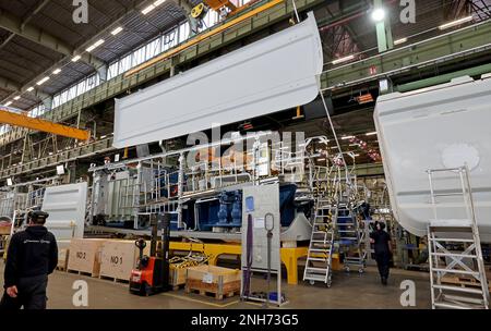 Rostock, Deutschland. 21. Februar 2023. Bei Nordex Energy wird an einer Gondel für eine Windturbine der Klasse 6 MW gearbeitet. Eine Zeremonie markiert den offiziellen Beginn der Serienproduktion der Turbinen der Klasse 6 MW bei Nordex, der leistungsstärksten großen Turbine des Unternehmens. Kredit: Bernd Wüstneck/dpa/Alamy Live News Stockfoto