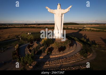 SWIEBODZIN, POLEN - 11. JULI 2022: 36 m hohe Figur von Jesus Christus, dem König des Universums Stockfoto