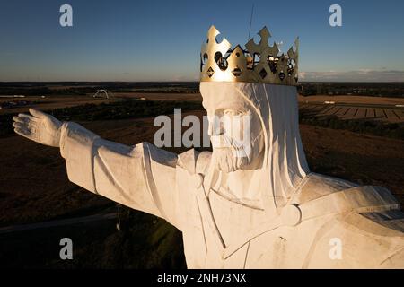 SWIEBODZIN, POLEN - 11. JULI 2022: 36 m hohe Figur von Jesus Christus, dem König des Universums Stockfoto