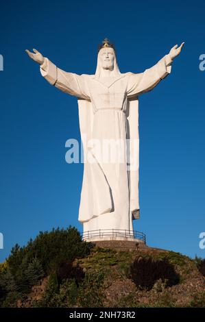 SWIEBODZIN, POLEN - 11. JULI 2022: 36 m hohe Figur von Jesus Christus, dem König des Universums Stockfoto