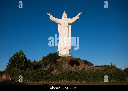 SWIEBODZIN, POLEN - 11. JULI 2022: 36 m hohe Figur von Jesus Christus, dem König des Universums Stockfoto