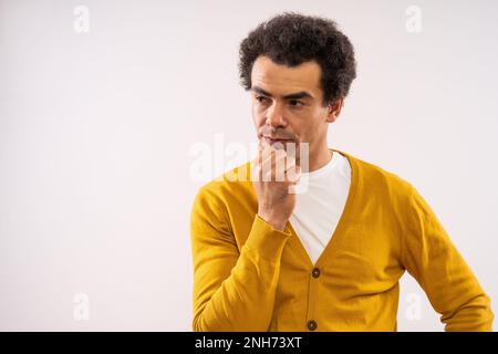 Studio hat ein Porträt von einem pensiven und besorgten Multirassenmenschen gedreht. Stockfoto