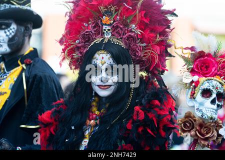 Kostüm „Gotische Königin der Piraten“ mit auffälligem Schädel-Design für Karneval Stockfoto
