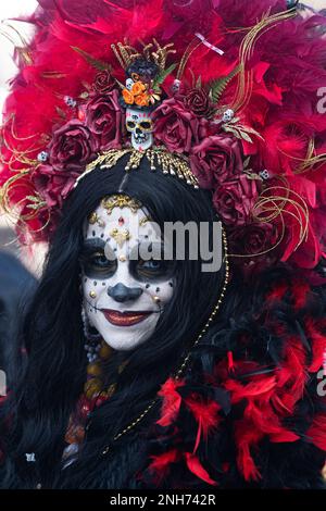 Von Piraten inspiriertes Kostüm für Gotische Königin mit auffälligem Skull Design für Karneval Stockfoto