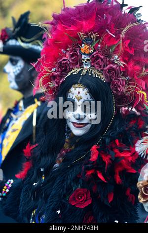 Von Piraten inspiriertes Queen-Kostüm mit gotischem Totenkopfdesign für Karneval Stockfoto