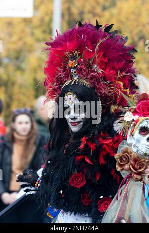 HE Gothic Skull Queen: Ein dunkler Twist in einem klassischen Karnevalskostüm Stockfoto