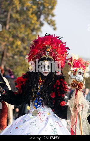 Gothic Pirate Queen Kostüm mit Rot, Weiß und Schwarz für Karneval Stockfoto