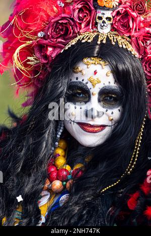 Kostüm „Gotische Königin der Piraten“ mit auffälligem Schädel-Design für Karneval Stockfoto