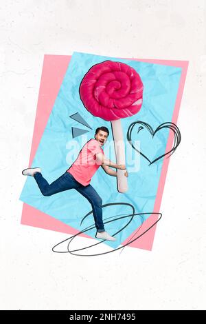 Vertikales Collage-Bild von überfreulichen positiven Männerarmen, die einen riesigen Karamell-Süßigkeiten-Stick auf gemaltem Hintergrund isoliert halten Stockfoto