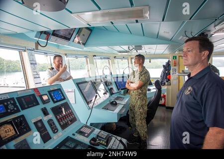 PAZIFIK (20. Juli 2022) – John Hennessey-Niland, US-Botschafter in der Republik Palau, rechts, und Kapitän Hank Kim, Pacific Partnership 2022 (PP22) Mission Commander, Center, besichtigen die Brücke an Bord der Royal Navy River Class HMS Tamar (P233) während einer Tour zur Unterstützung von PP22. Heute im 17. Jahr ist die Pacific Partnership die größte jährliche multinationale humanitäre Hilfe und Katastrophenvorsorge-Mission, die in den Indo-Pacific Navy Partnerships, PP22, Pacific Partnership, Pacific Partnership 2022, USNS Mercy, Stockfoto