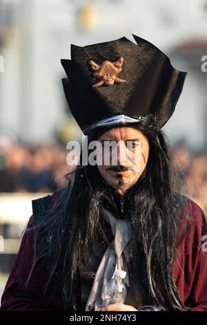 Piratenabenteuer, Mann im Kostüm beim Karneval Stockfoto