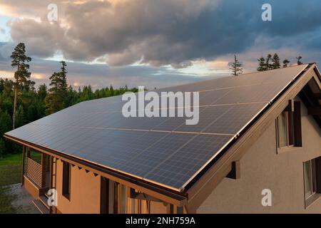 Photovoltaik-Paneele auf dem Dach eines modernen Hauses in den Bergen Stockfoto