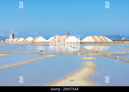 Haufen Rohsalz bedeckt mit Terrakottafliesen, Salinen von Trapani Stockfoto