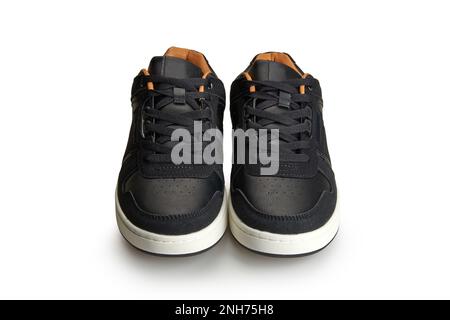 Ein Paar schwarze Lederschuhe mit Blick von vorne. Isoliert auf weiß Stockfoto