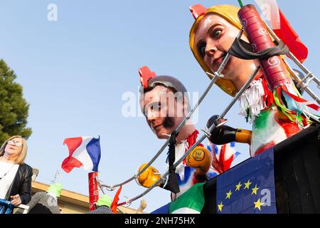 Allegorischer Float für Giorgia Meloni und Emmanuel Macron im Karneval von Domigliara, Verona Stockfoto