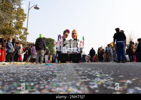 Spektakuläre Kutsche im Karneval von Domigliara mit Giorgia Meloni und Emmanuel Macron in einem satirischen Schauspiel Stockfoto