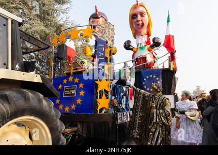 Humorvolle Schwimmen im Karneval von Domigliara, Verona: Giorgia Meloni und Emmanuel Macron als kostümierte Figuren Stockfoto