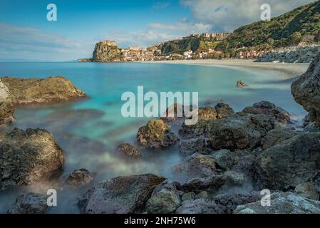 Scilla Beach mit der Stadt im Hintergrund, Kalabrien Stockfoto