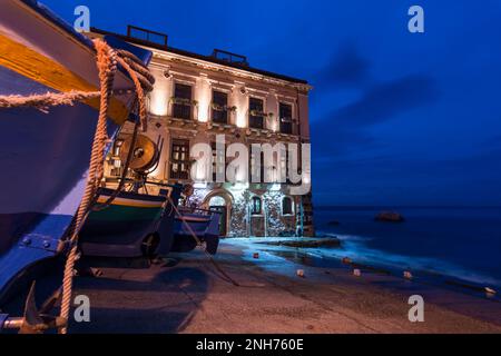 Das malerische Fischerdorf Chianalea bei Einbruch der Dunkelheit, Kalabrien Stockfoto